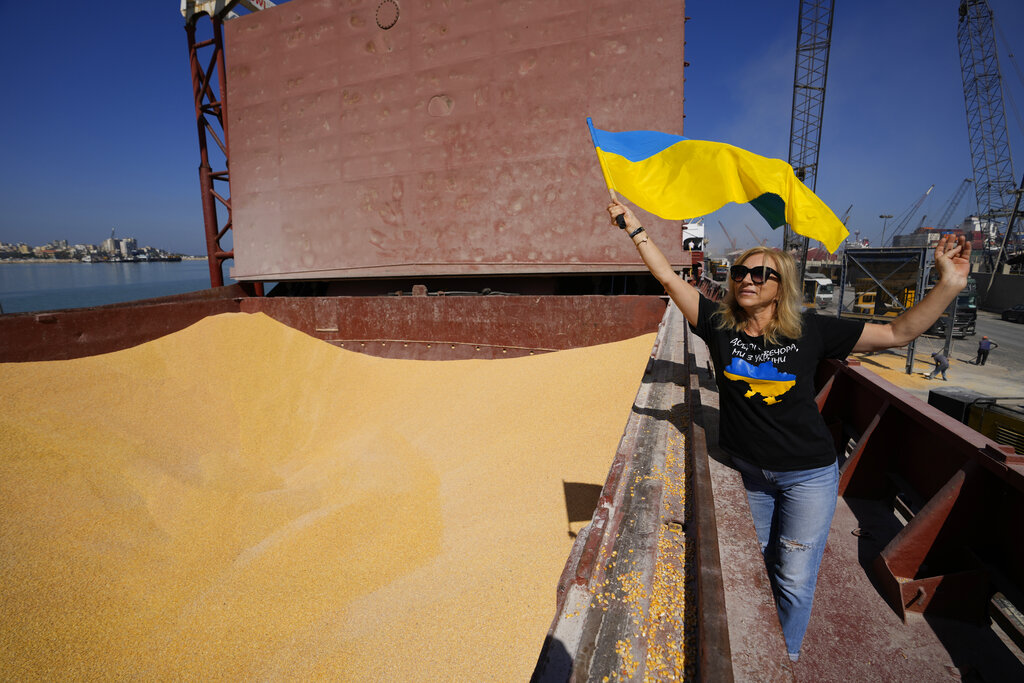 Mon. 926 a.m. Ship with Ukrainian corn, vegetable oil docks in